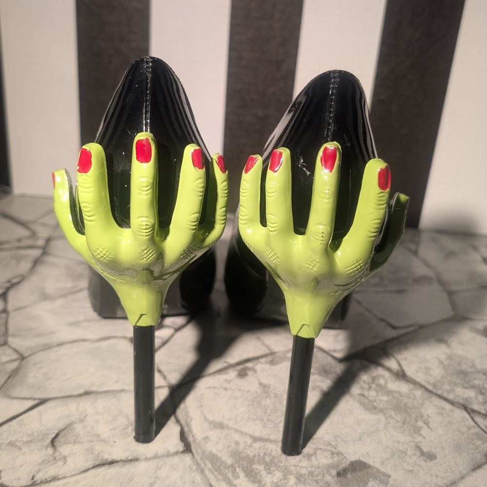 Too Fast unique Black Heels with Green Hand Design size 9